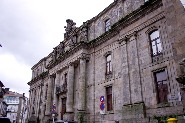 Facultade de Historia da Universidade de Santiago / Iago Pillado en Wikipedia.