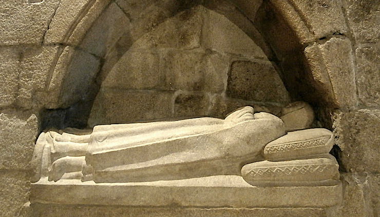Sepulcro de Aldonza Rodríguez de Villar na igrexa románica de Santiago en Allariz.