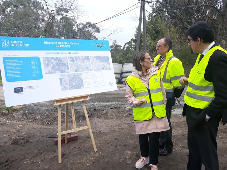 A conselleira de Infraestruturas, Ethel Vázquez, na senda peonil de Coruxo 