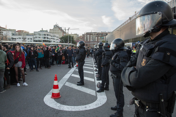 Antidisturbios dos Mossos tentan cortar as protestas dos manifestantes do Comité de Denfesa da República nas protestas en Cataluña 