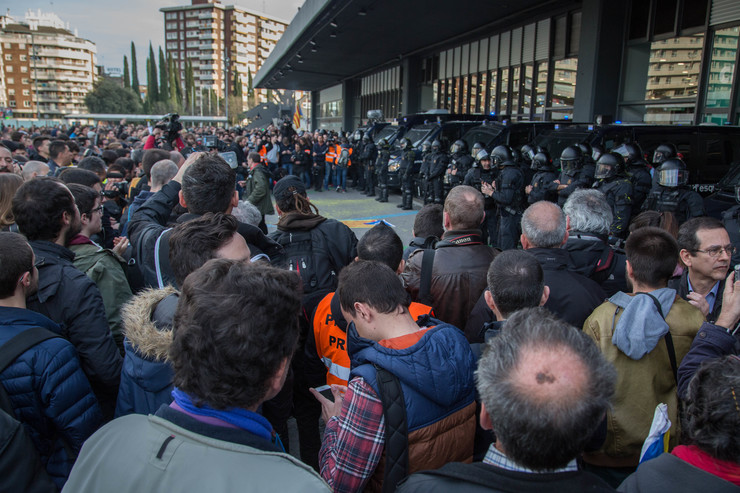 Protestas do Comité de Denfesa da República na Estación de Sants en Barcelona 