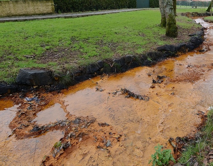 Río Portapego, en Touro, con verteduras derivadas da mina