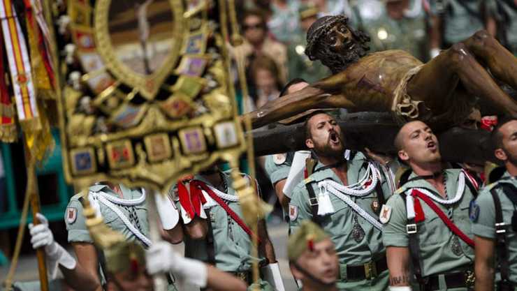 Lexionarios portan o Cristo da Mena mentres cantan 'El novio de la muerte' 