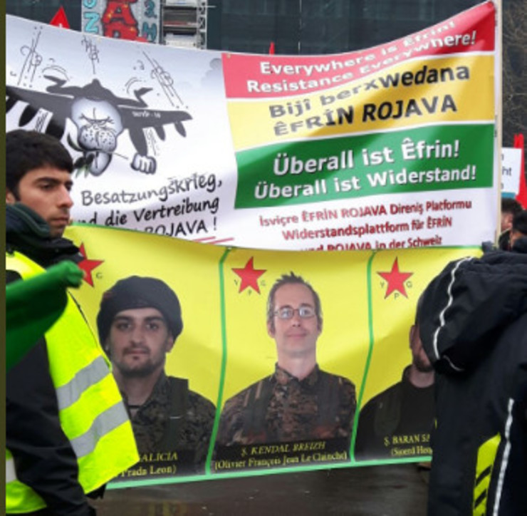 A foto de Samuel Prada León, Baran Galicia, e do bretón Kendal Breizh, nunha manifestación en Zurich contra a gurra de Turquia en Afrin, Siria