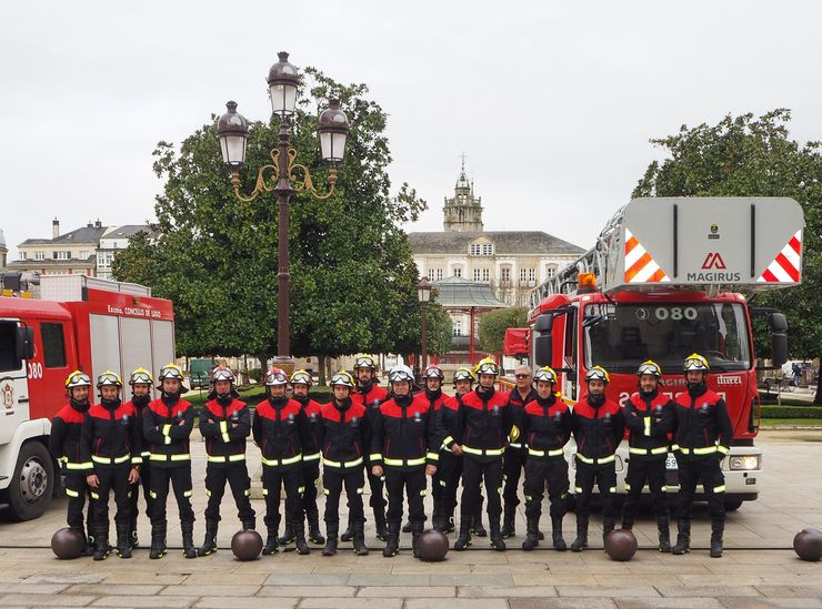 Foto de familia dos bombeiros de Lugo no día do seu patrón, oito de marzo, San Xoán de Deus