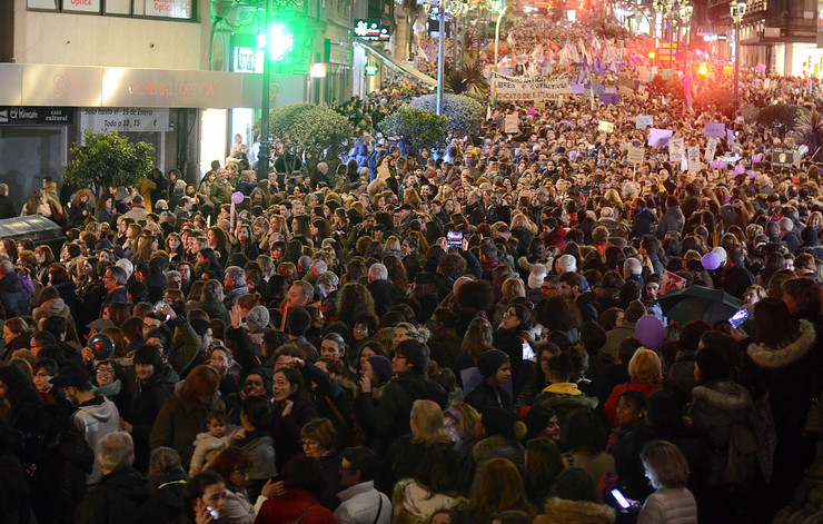 Masiva manifestación en Vigo na xornada de folga feminista do 8 de marzo, Día da Muller 