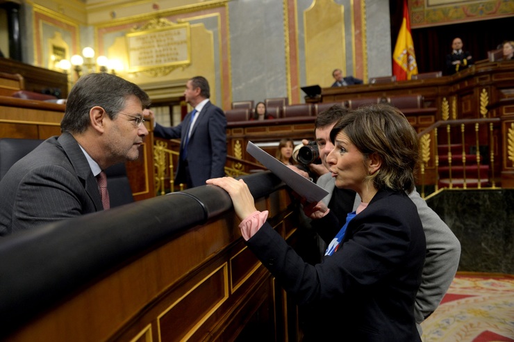 Yolanda Díaz (En Marea) entrega a Catalá a carta dos funcionarios da Xustiza galega