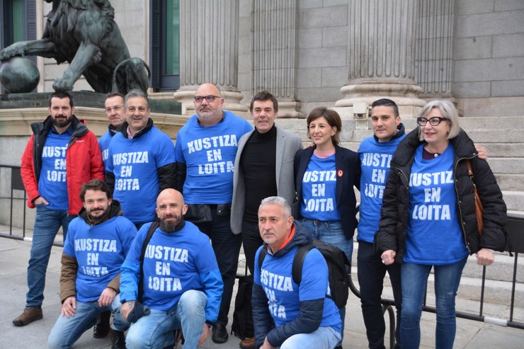 Membros do comité de folga dos funcionarios da Xustiza galega, ante o Congreso dos Deputados en Madrid, acompañados pola parlamentaria galega de En Marea Yolanda Díaz e o portavoz de Xustiza de Unidos Podemos, Eduardo Santos.