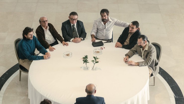 Recreación da xuntanza que Albor mantivo con capos galegos en Portugal, con Marcial Dorado, á esquerda / Serie Fariña