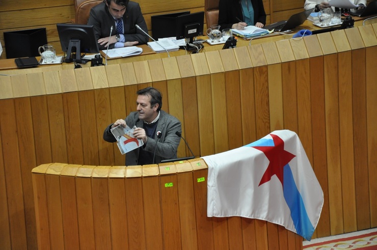Luís Bará rompe fotos do Rei nunha sesión plenaria do Parlamento de Galicia