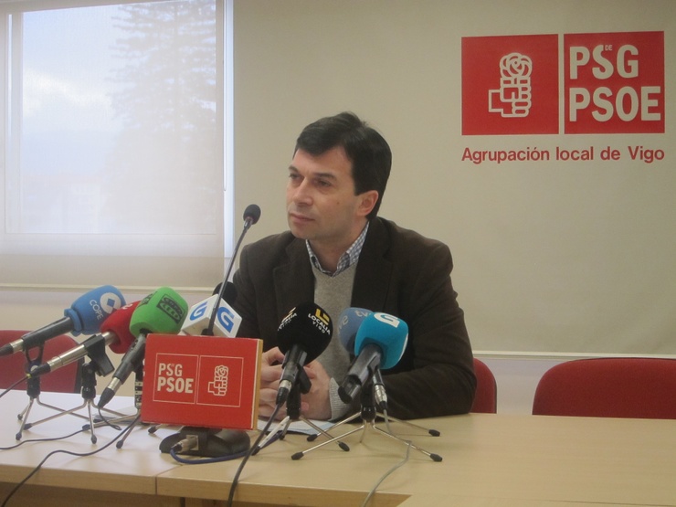 Gonzalo Caballero en rolda de prensa en Vigo