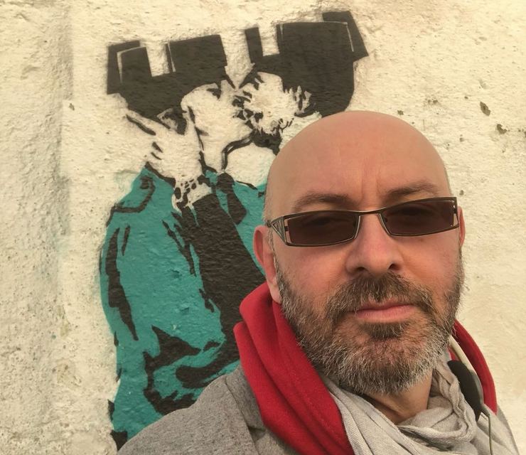 Eduardo Hermida, ante o graffiti aparecido no barrio ferrolán de Canido e atribuído a Banksy.