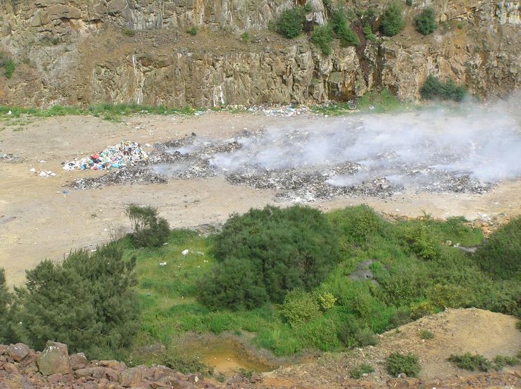 Vertedoiro en terreos da mina de Touro.