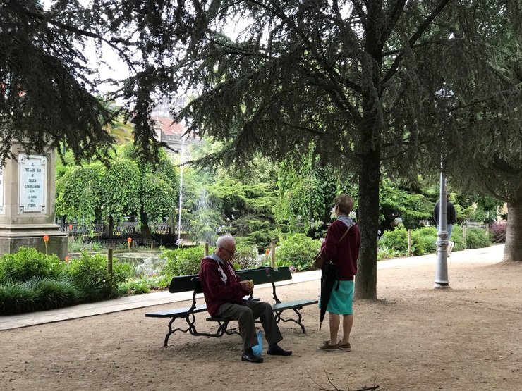 Xubilados galegos na Alameda de Santiago, pensionistas 