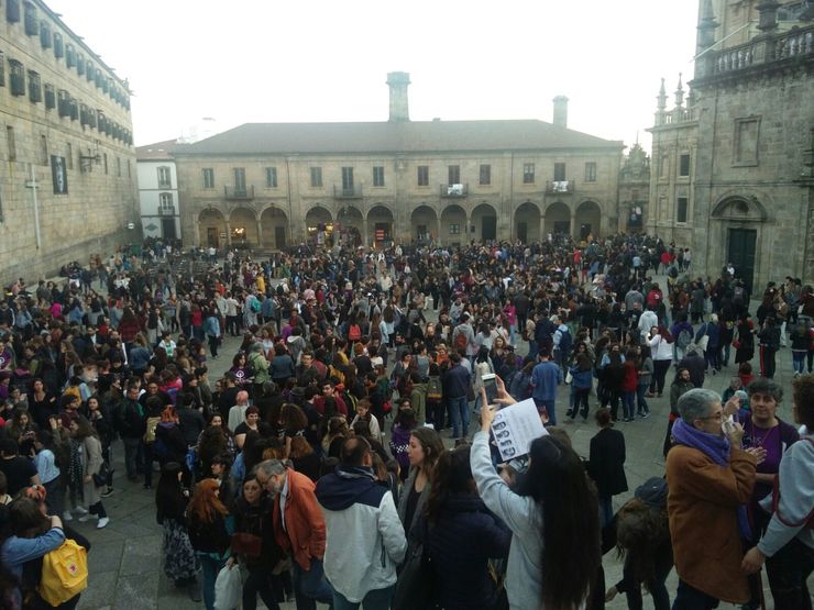 Concentración en Santiago de Compostela contra a sentenza que exculpa aos integrantes de 'La Manada' dunha flagrante violación.