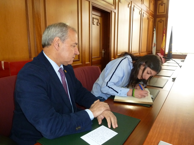 Saleta Fernández asinando no libro de honra. Foto: Concello Monforte