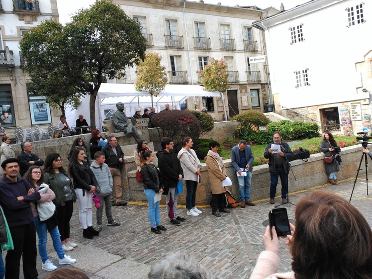 Recital poético onde a estatua de Cunqueiro. Foto: Biblio Merlín