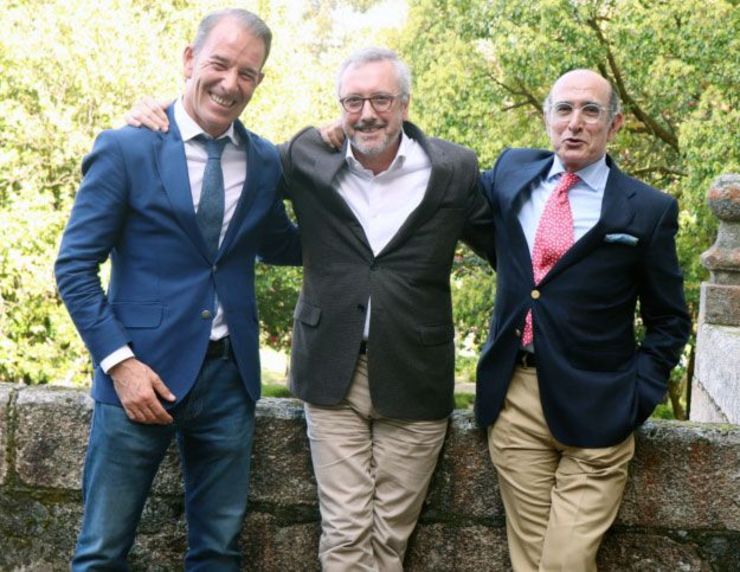 Emilio Rey, Juan García e Joaquín Evia tras a sinatura da incorporación ao accionariado de Economía Digital do primeiro 