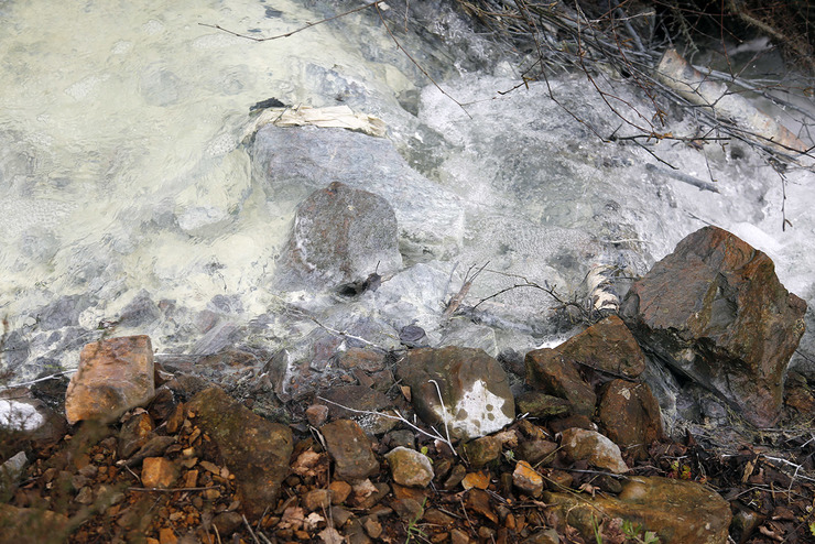 Contaminación tralo desbordamento da balsa mineira de Bama, en Touro / Aldea Viva.