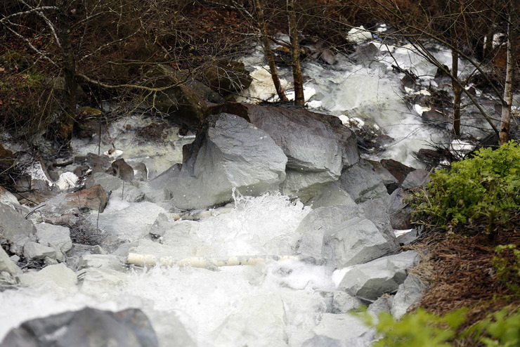 Contaminación tralo desbordamento da balsa mineira de Bama, en Touro 