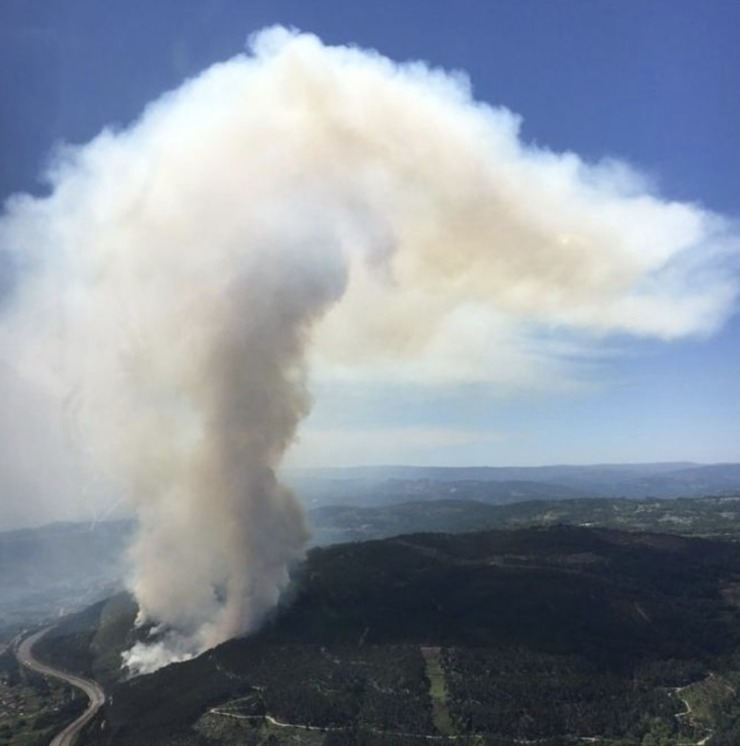 Incendio en Cenlle (Ourense‏) / @UGTForestaisGZ.