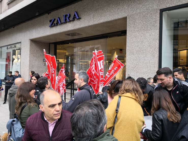 Concentración convocada por UXT fronte a Zara 