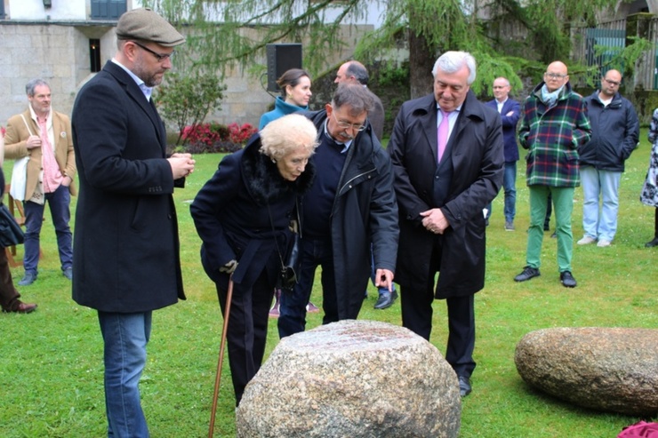 De esquerda a dereita: Martiño Noriega, Luz Pozo Garza, Suso de Toro e Juan Viaño, na inauguración do 'Xardín das pedras que falan', en Santiago de Compostela 