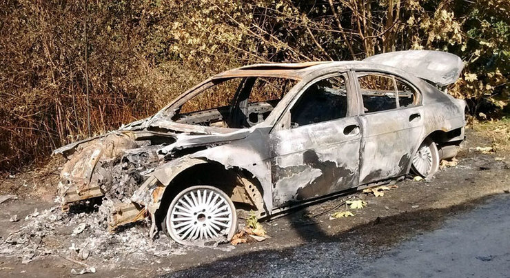 Coche calcinado nunha pista forestal 