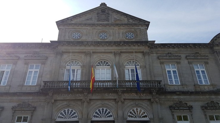 Bandeiras a media hasta na Deputación de Pontevedra pola explosión de Tui.