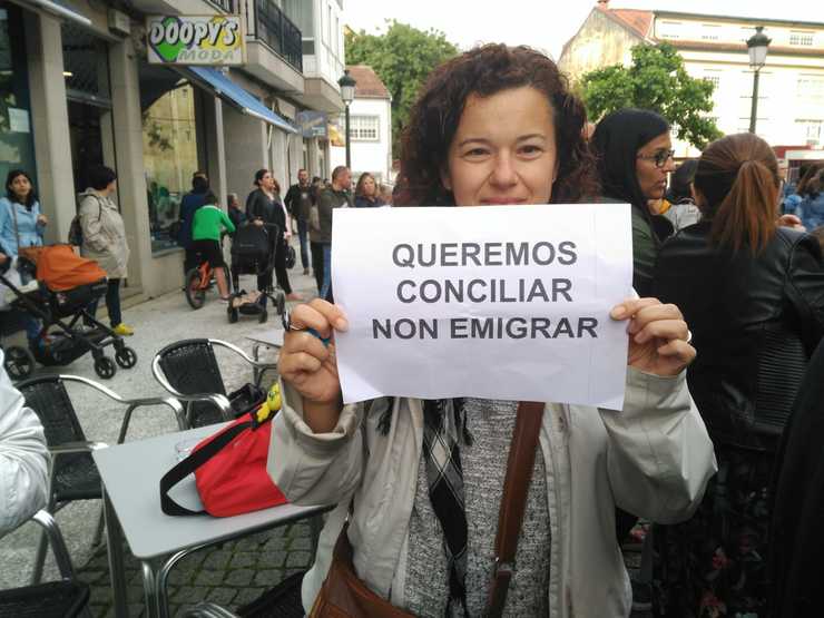 Manifestación de pais e nais no Concello de Ames baixo o lema 'Ningún neno se comedor'.
