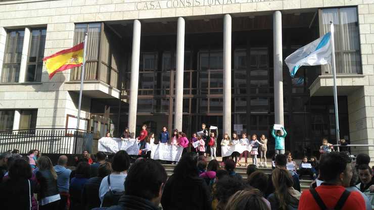 Manifestación de pais e nais no Concello de Ames baixo o lema 'Ningún neno se comedor'.