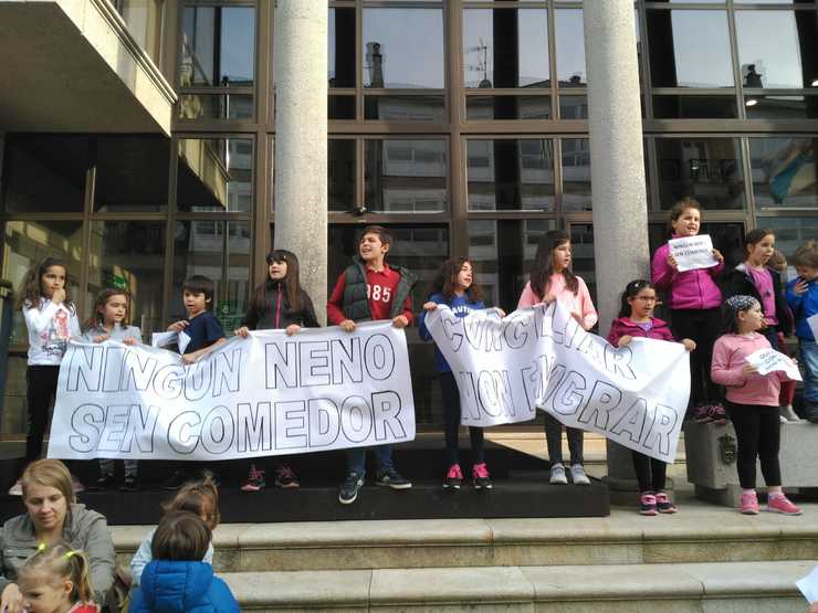Manifestación de pais e nais no Concello de Ames baixo o lema 'Ningún neno se comedor'.