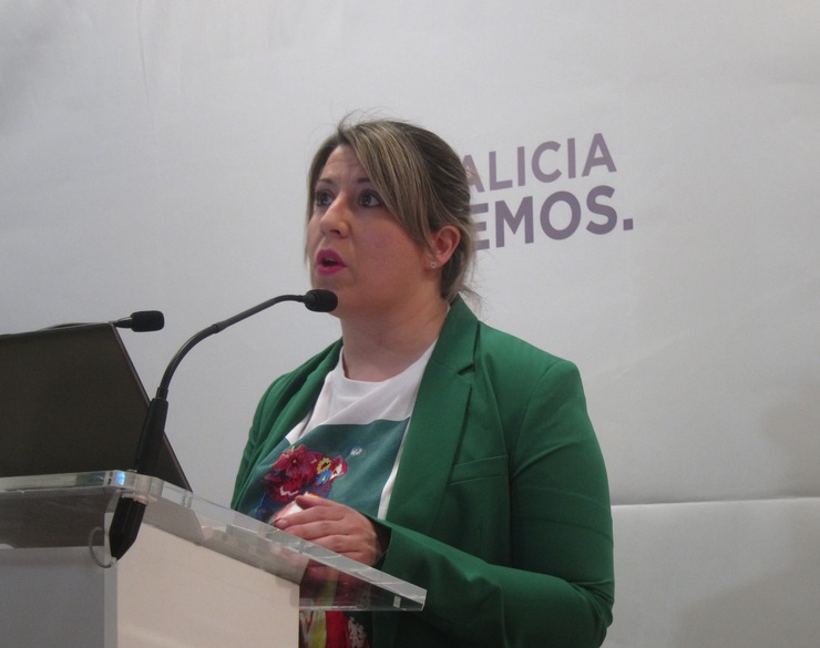 A secretaria xeral de Podemos Galicia, Carmen Santos, en rolda de prensa 