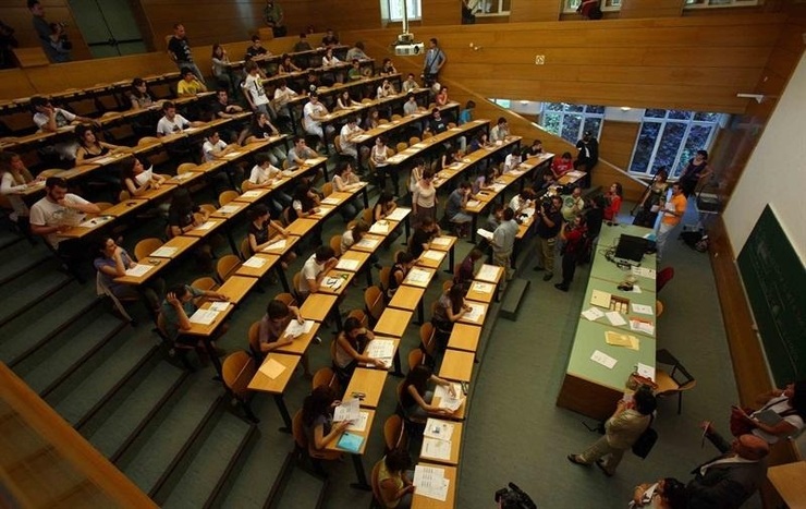 Alumnos Practicando Un Exámen De Selectividade