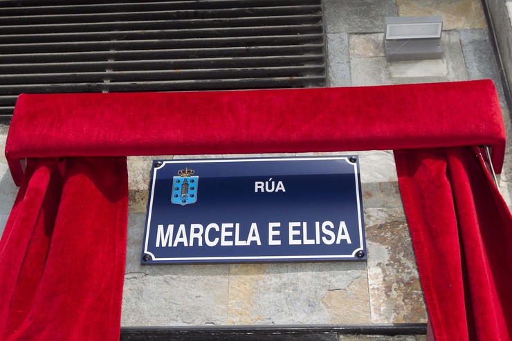 Placa o día da inauguración da Rúa Marcela e Elisa 