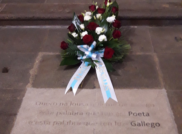 Epitafio na tumba de Ramón Cabanillas en San Domingos de Bonaval