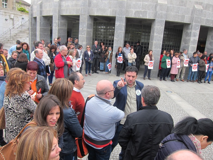 Concentración de funcionarios en la explanada de la Xunta en San Caetano