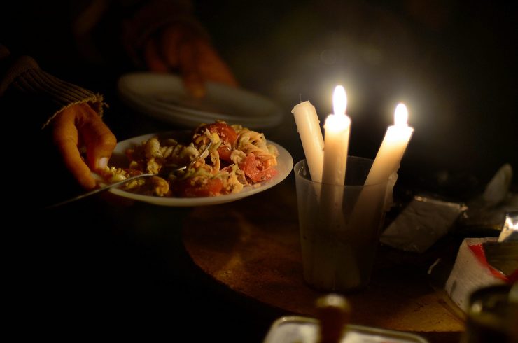A cea para un sen teito no antigo asilo de Vigo, coa luz tenue das velas / © Miguel Núñez.