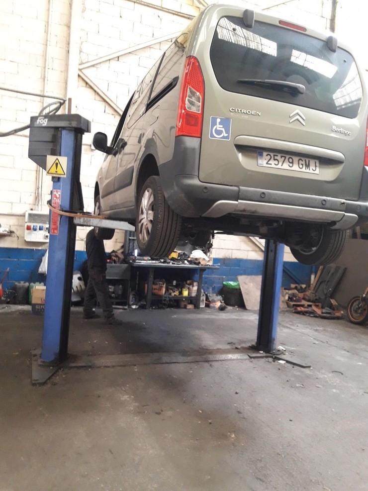 Taller de coches, reparacións, vehículos / Arquivo