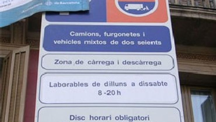 Sinal de tráfico escrito en catalán 