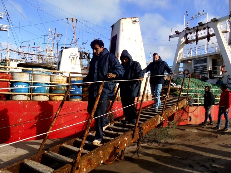 Tripulantes do 'Dorneda' chegan a porto en Arxentina. ARMADA ARGENTINA 