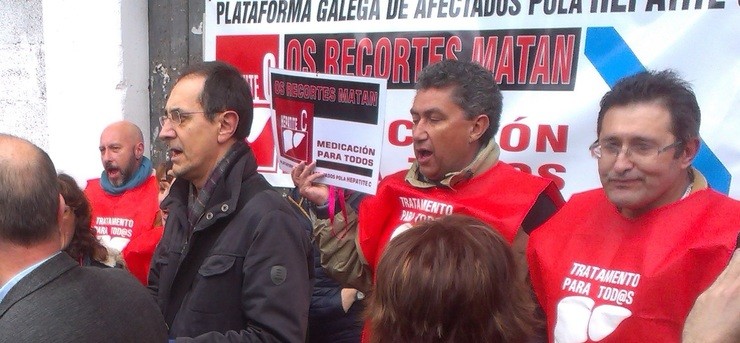 Enfermos de hepatite C protestan ante o Parlamento en 2015 