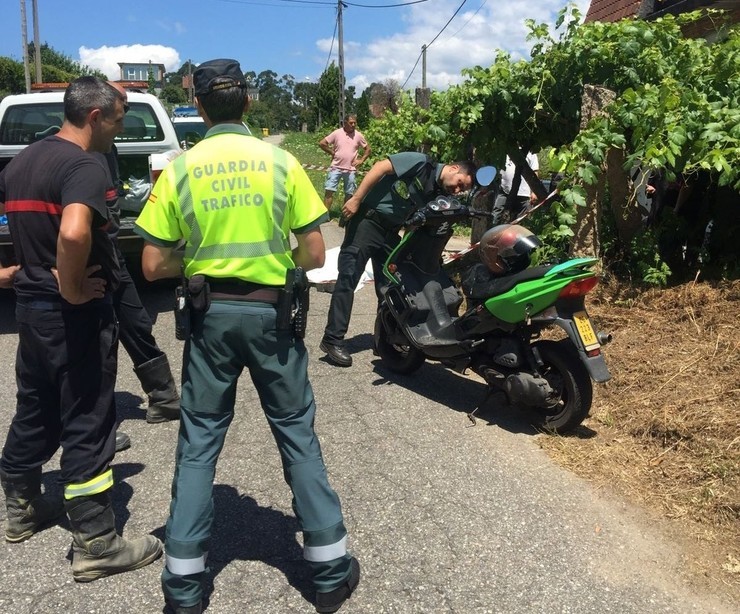 Garda Civil e bombeiros nun accidente 