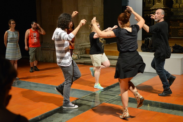 Alumnos do curso no obradoiro de Baile e Música Tradicional 