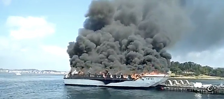 Incendio nun catamarán na ría de Arousa.