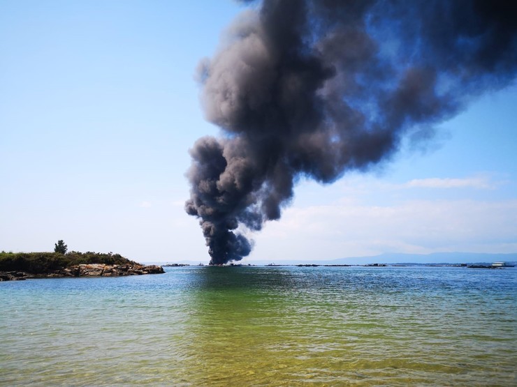 Arde un barco con 50 persoas a bordo após chocar contra unha batea. CEDIDA