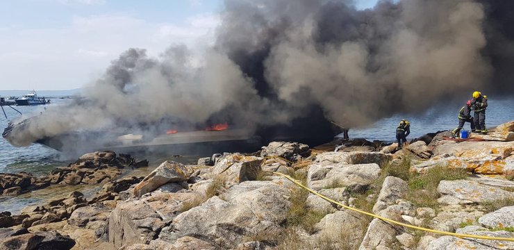 Arde un barco con 50 persoas a bordo após chocar contra unha batea en Pontevedra. 112 GALICIA 
