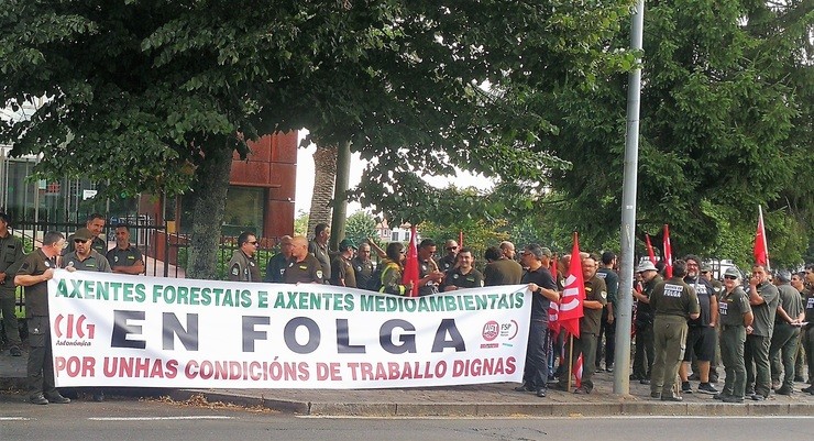 Manifestación dos axentes forestais galegos fronte á Consellería.