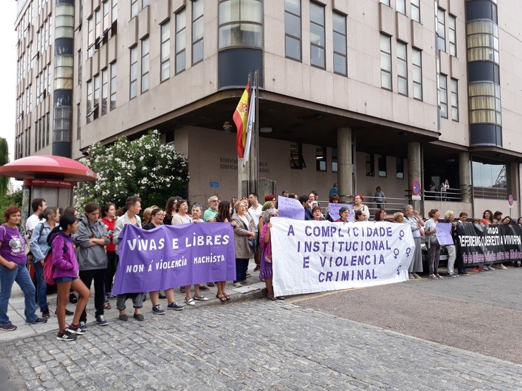Concentración feminista contra a sentenza que condena a Juana Rivas 