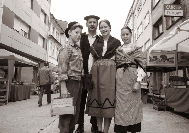 Unha familia do 1900 pasea pola feira